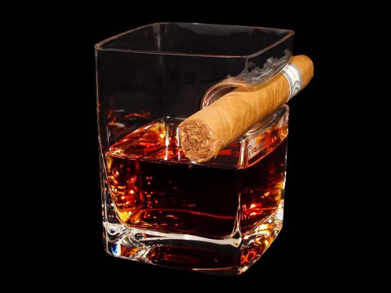 Whisky glass with cigar holder